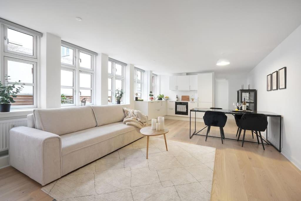 Stue i lys lejlighed